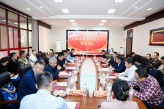 两边正式签订捐赠和谈并举行授牌仪